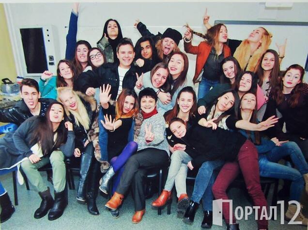 Учениците от ЕГ „Пейо Яворов“ в Силистра с тяхната класна ръководителка